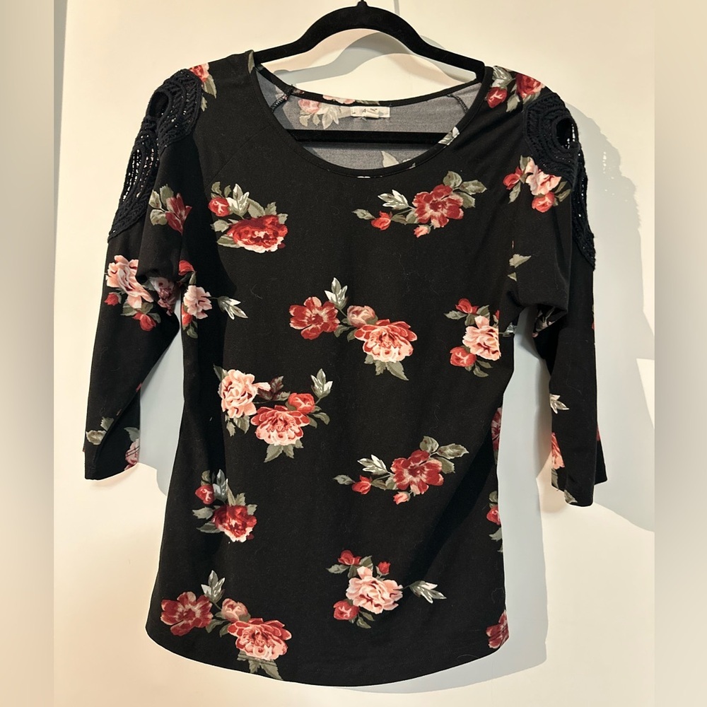 5/$25 Ardene Floral Top M
